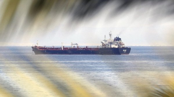 伊朗将使用替代港口绕开美国对霍尔木兹海峡的封锁