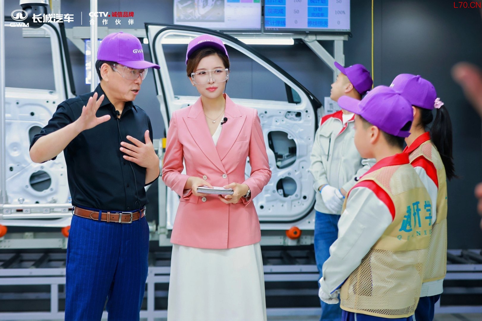 长城汽车董事长魏建军与学生们在一起