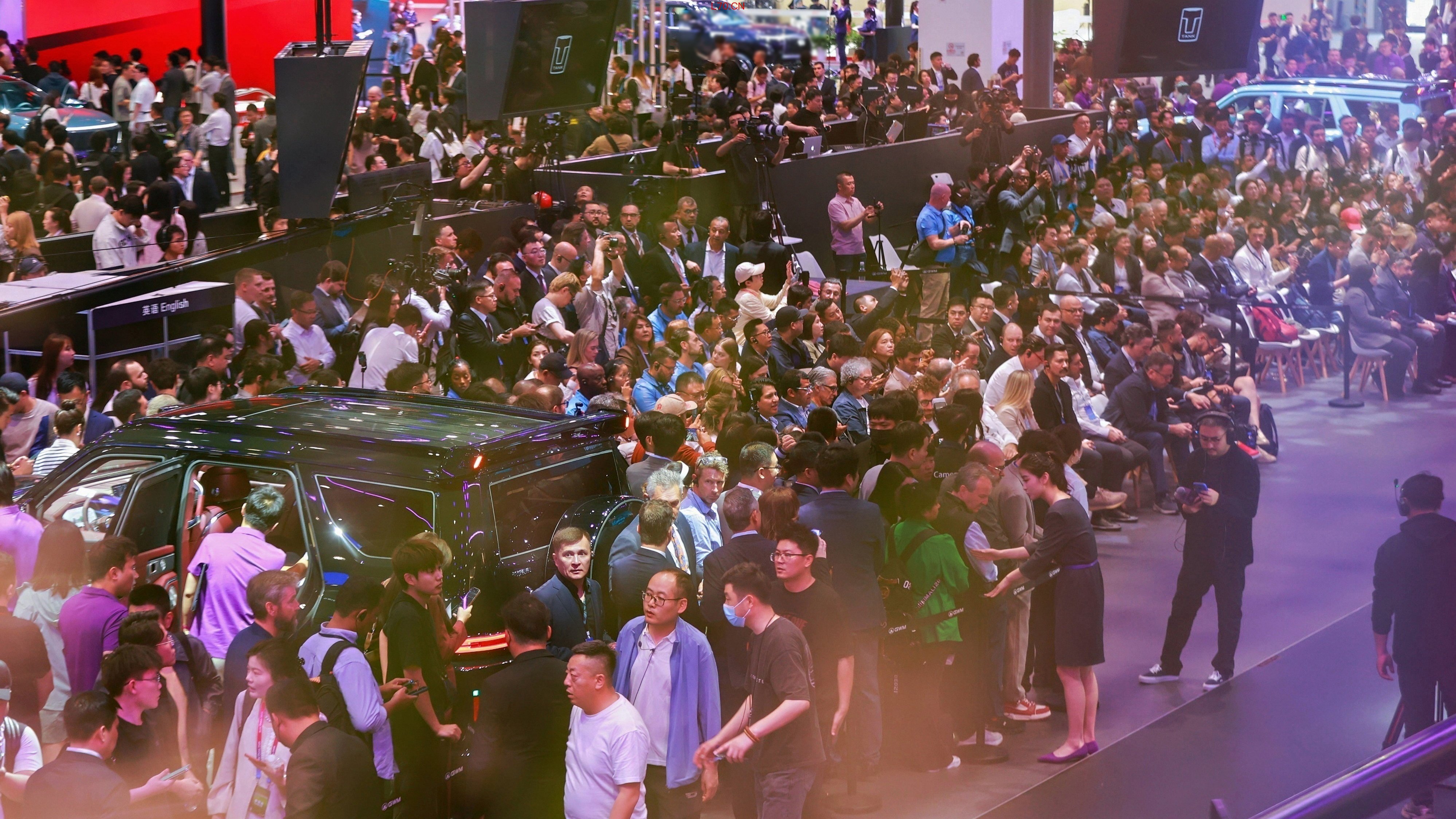 长城汽车展台人潮涌动