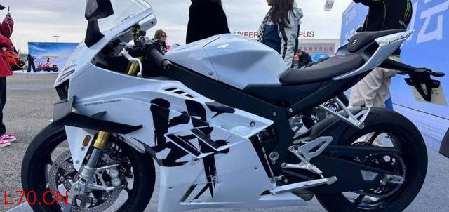 中国制造在WSBK赛场上实现逆袭，张雪用820RR-RS硬刚国际品牌，实打实证明了国产高性能摩托的崛起-有驾
