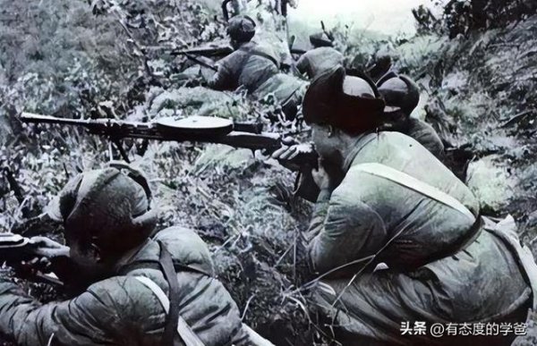 志愿军堵住一个连的敌人，教导员命令：重机枪打活靶，一个不留