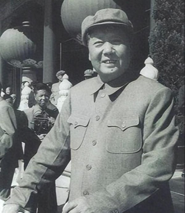 54年毛泽东设家宴，郑洞国迟到几分钟，主席意外发问：你今年51岁