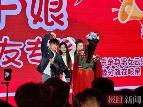 王婆说媒现场21男嘉宾抢1女嘉宾 热闹非凡牵线忙