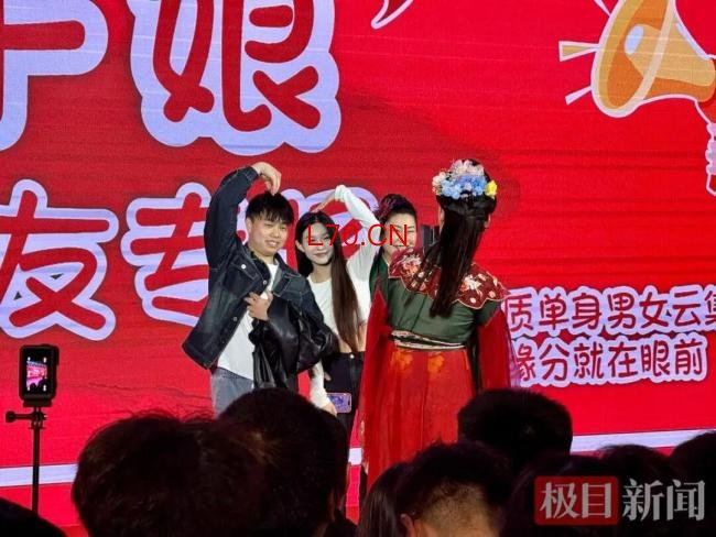 王婆说媒现场21男嘉宾抢1女嘉宾