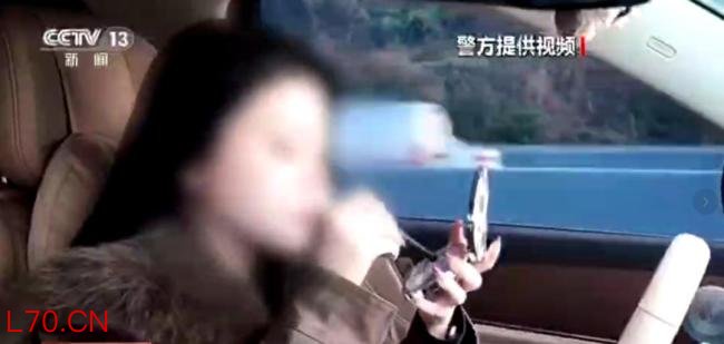 女子用辅助驾驶 高速上边开车边化妆