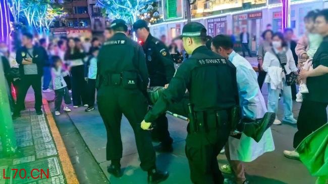 人海中开出生命通道 3分钟极速救援 应急处突高效接力