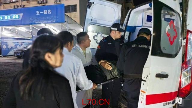 人海中开出生命通道 3分钟极速救援 应急处突高效接力