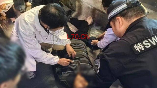 人海中开出生命通道 3分钟极速救援
