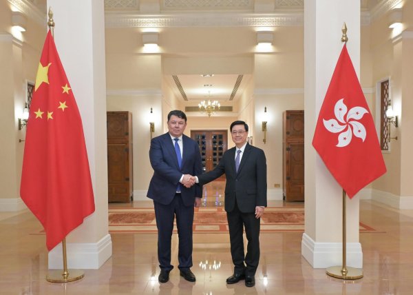 李家超与哈萨克斯坦副总理会面