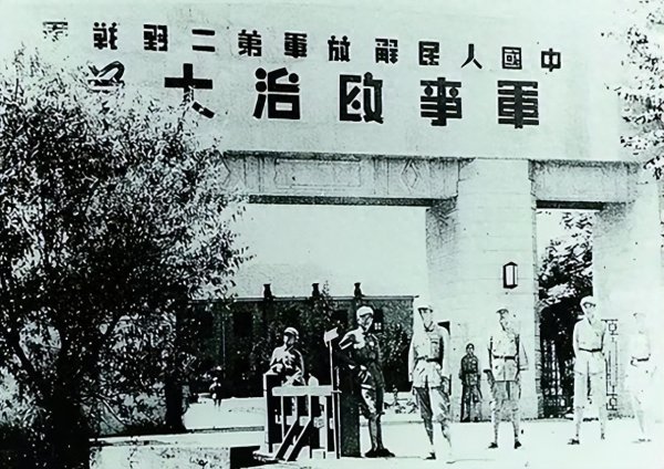 1950年, 军校科长认出昔日八路军老团长, 立即将其逮捕枪毙
